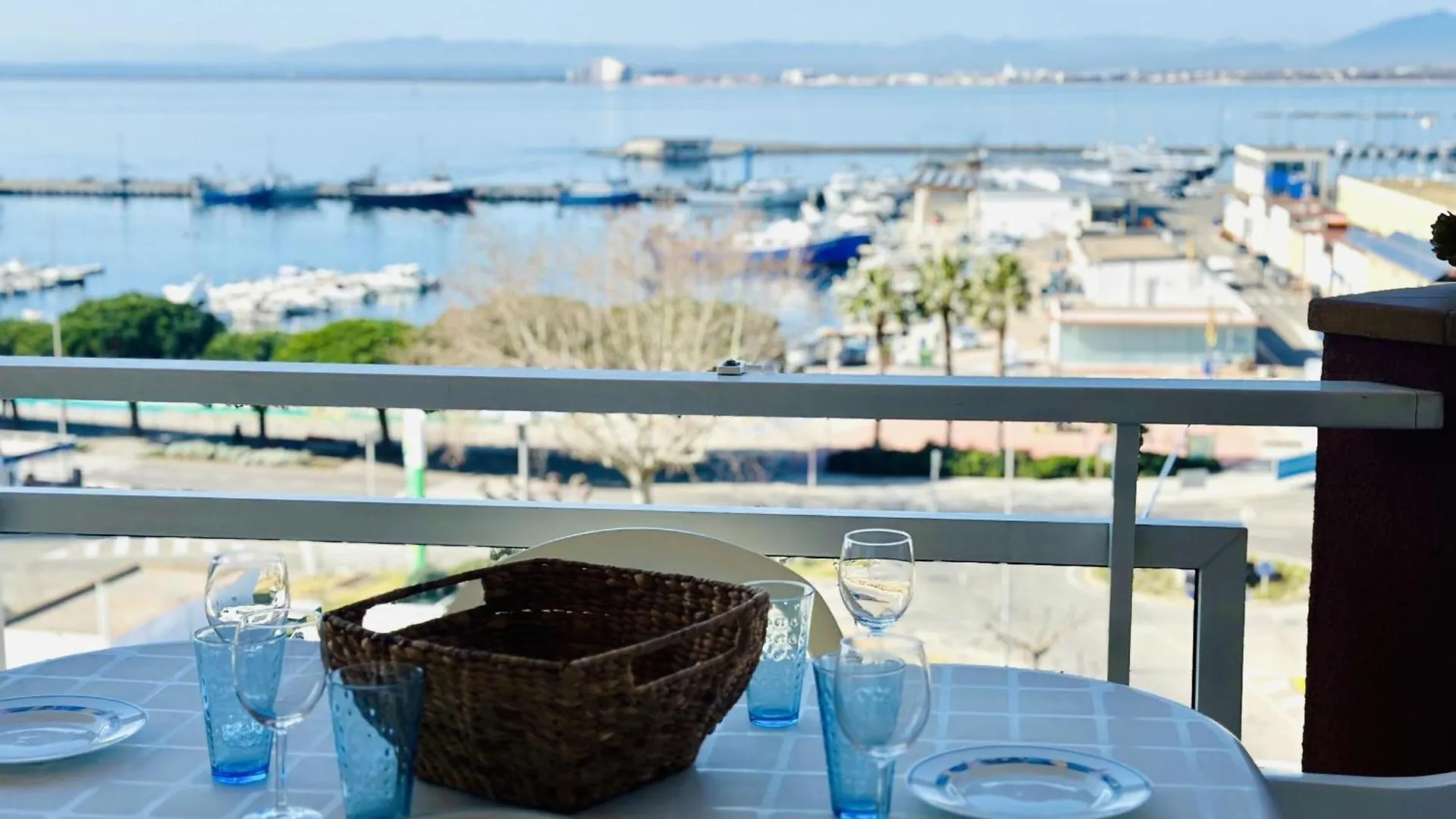 2079 Rocmar 1 5-C, Excelente Situacion Frente Al Puerto Pesquero Y Con Vista A La Bahia. Ultima Planta Del Edificio. Gran Terraza. Gran Parking Publico Delante. - Es-258-56 Apartment Roses