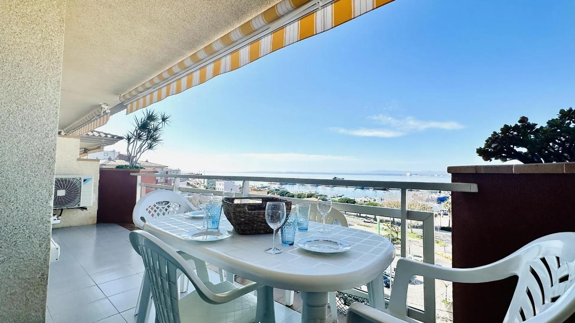 2079 Rocmar 1 5-C, Excelente Situacion Frente Al Puerto Pesquero Y Con Vista A La Bahia. Ultima Planta Del Edificio. Gran Terraza. Gran Parking Publico Delante. - Es-258-56 Apartment Roses 0*,  Spain