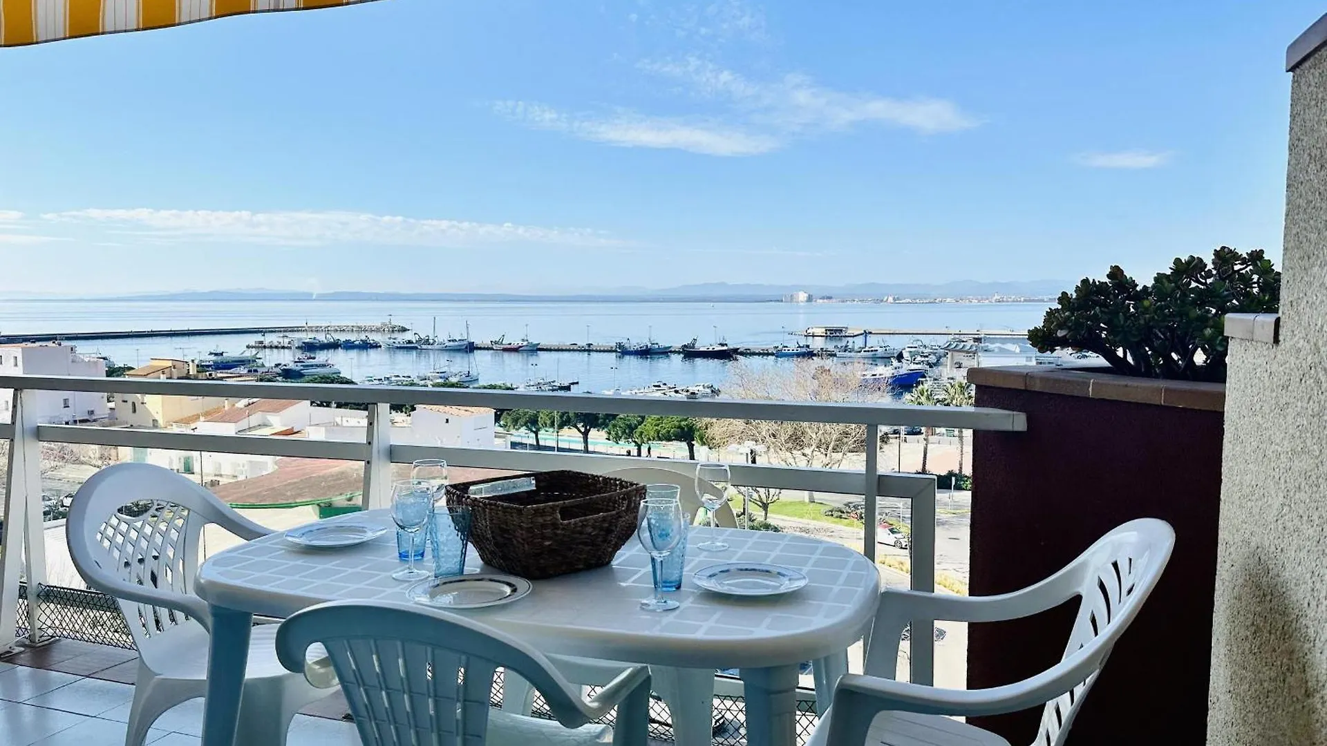 2079 Rocmar 1 5-C, Excelente Situacion Frente Al Puerto Pesquero Y Con Vista A La Bahia. Ultima Planta Del Edificio. Gran Terraza. Gran Parking Publico Delante. - Es-258-56 Apartment Roses