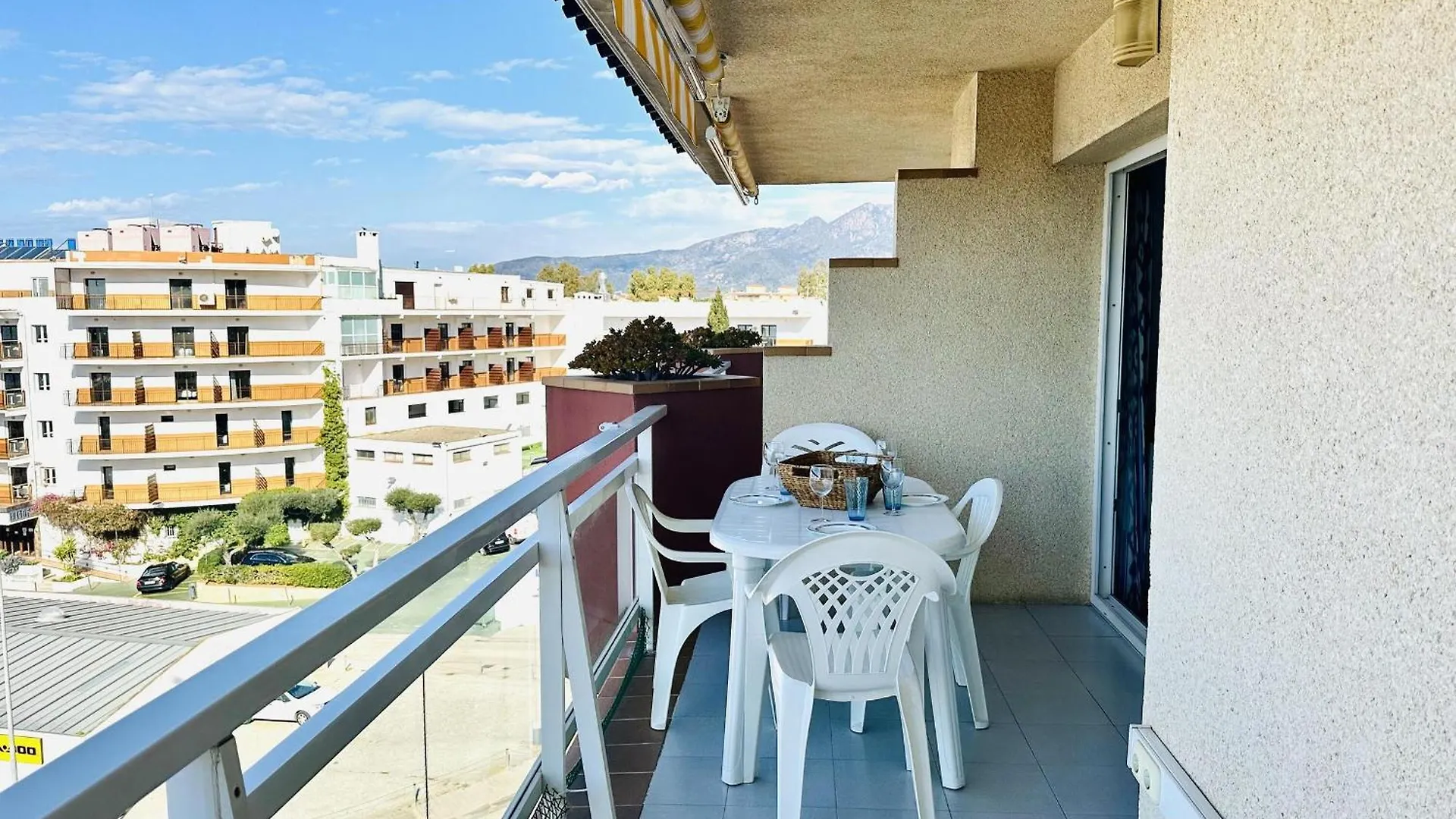 2079 Rocmar 1 5-C, Excelente Situacion Frente Al Puerto Pesquero Y Con Vista A La Bahia. Ultima Planta Del Edificio. Gran Terraza. Gran Parking Publico Delante. - Es-258-56 Apartment Roses 0*,