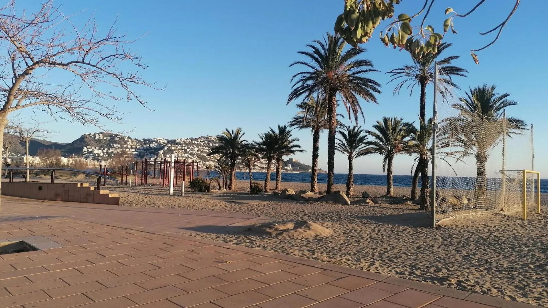 Appartement 2079 Rocmar 1 5-C, Excelente Situacion Frente Al Puerto Pesquero Y Con Vista A La Bahia. Ultima Planta Del Edificio. Gran Terraza. Gran Parking Publico Delante. - Es-258-56 à Roses