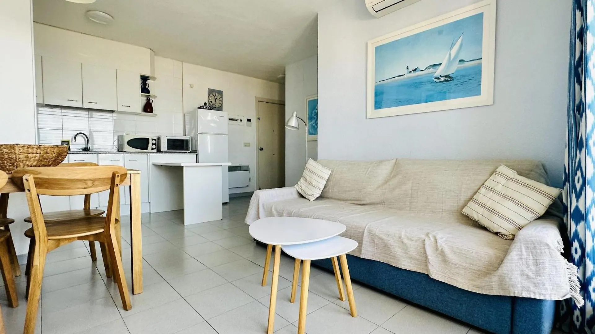 Appartement 2079 Rocmar 1 5-C, Excelente Situacion Frente Al Puerto Pesquero Y Con Vista A La Bahia. Ultima Planta Del Edificio. Gran Terraza. Gran Parking Publico Delante. - Es-258-56 à Roses 0*,  Espagne