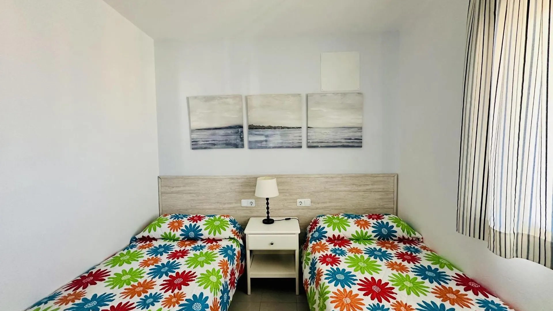 2079 Rocmar 1 5-C, Excelente Situacion Frente Al Puerto Pesquero Y Con Vista A La Bahia. Ultima Planta Del Edificio. Gran Terraza. Gran Parking Publico Delante. - Es-258-56 Apartment Roses Spain