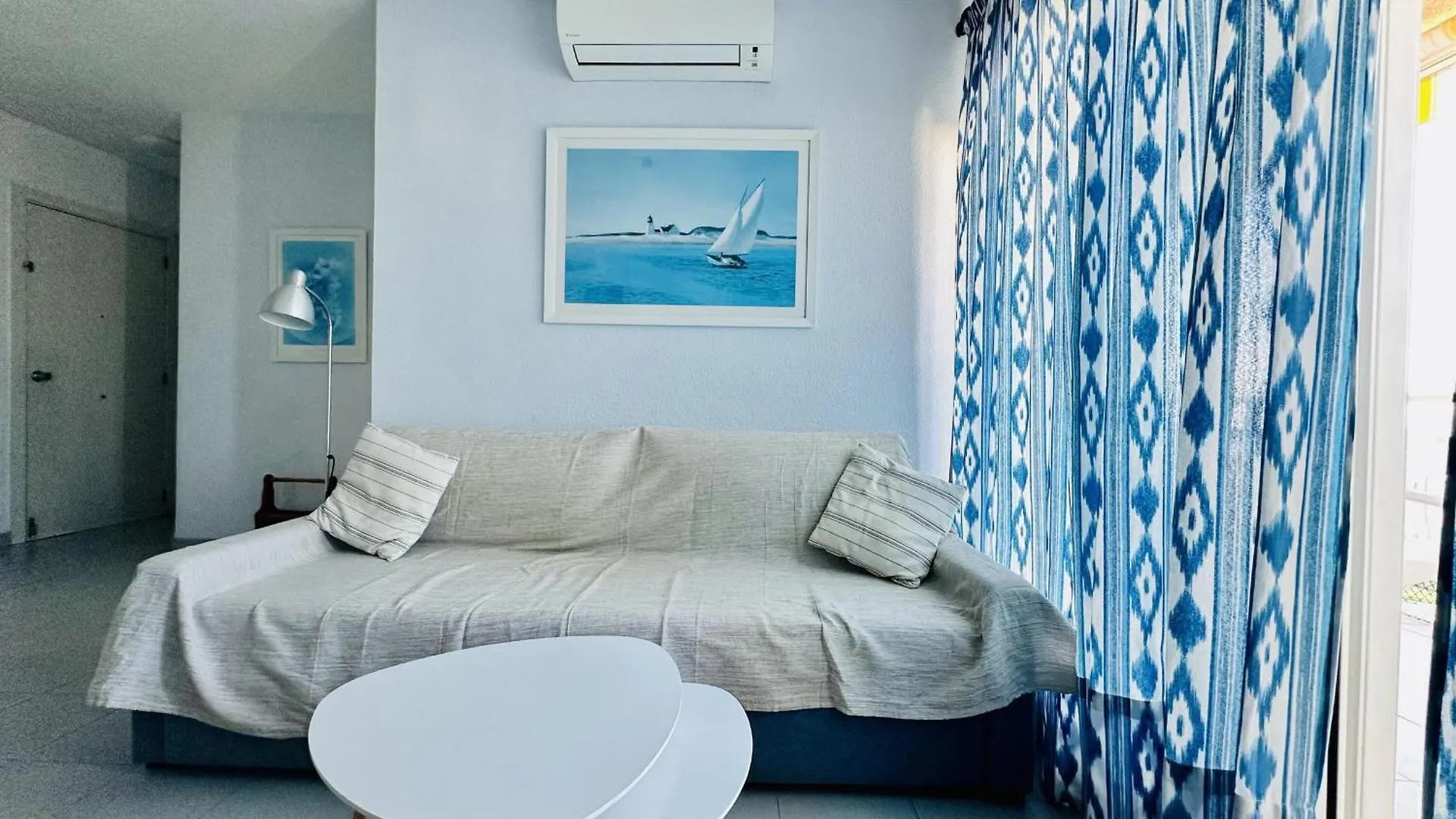 Appartement 2079 Rocmar 1 5-C, Excelente Situacion Frente Al Puerto Pesquero Y Con Vista A La Bahia. Ultima Planta Del Edificio. Gran Terraza. Gran Parking Publico Delante. - Es-258-56 à Roses Espagne