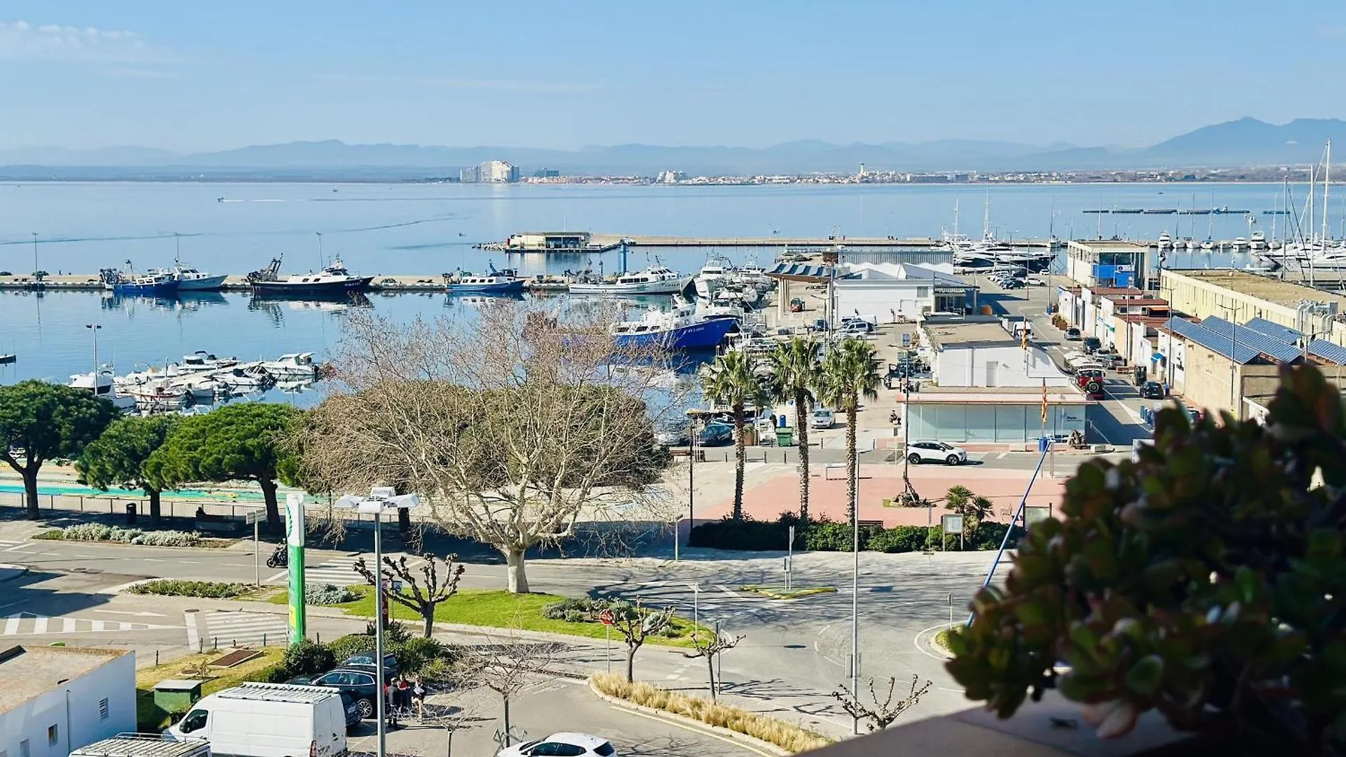 Appartement 2079 Rocmar 1 5-C, Excelente Situacion Frente Al Puerto Pesquero Y Con Vista A La Bahia. Ultima Planta Del Edificio. Gran Terraza. Gran Parking Publico Delante. - Es-258-56 à Roses